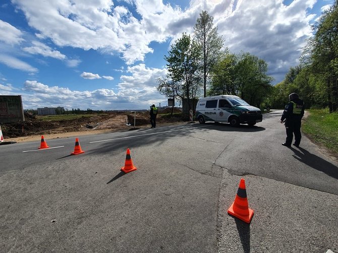 Eriko Ovčarenko / 15min nuotr./Policijos pareigūnai saugo atitvertą teritoriją