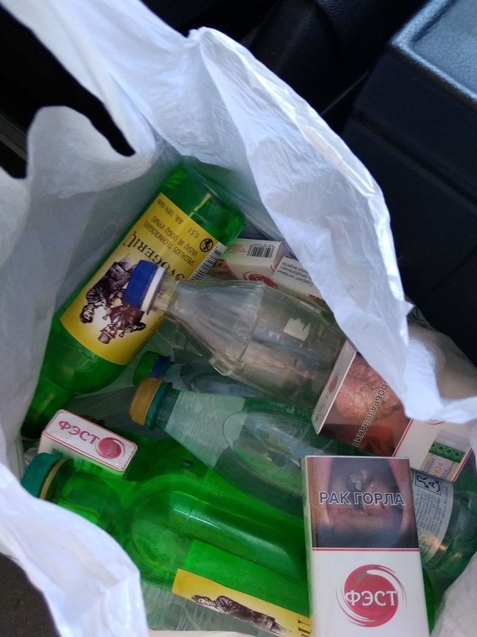 Kauno apskrities policijos nuotr./Kauniečio automobilyje rasti alkoholio kupini buteliai