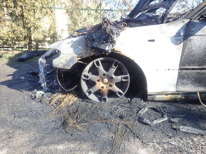 Kauno apskrities policijos nuotr./Kaune padegtas BMW automobilis