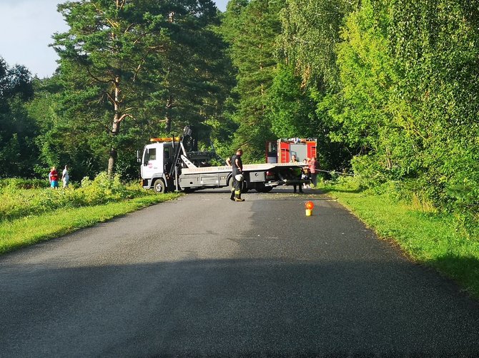 Kur stovi policija Kaune grupės nuotr./Jonavos rajono Salupių kaime nuo kelio nuskriejo „VW Passat“, vairuotojas spruko