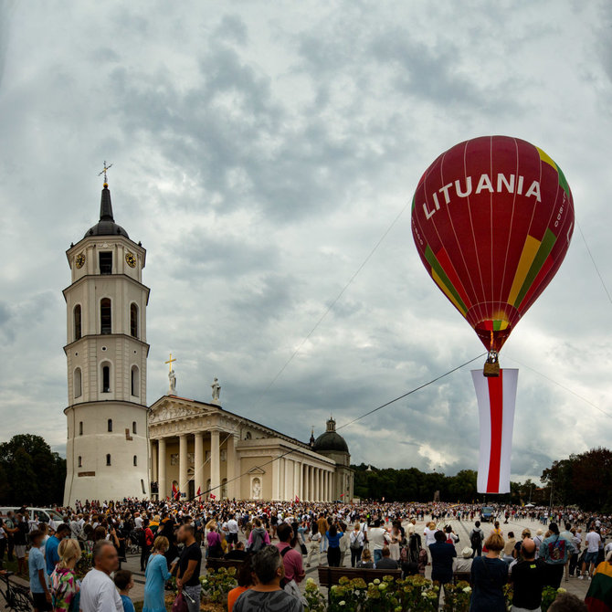Lauryno Komžos nuotr./Katedros aikštėje iškelta milžiniška Baltarusijos vėliava