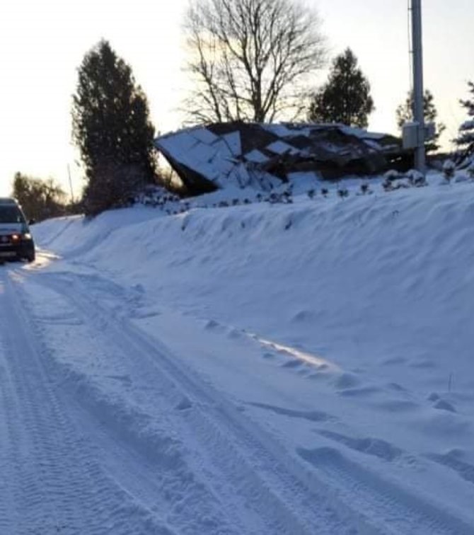 Skaitytojos nuotr./Kretingos rajone ant žmonių nugriuvo namas – vienas vyras žuvo