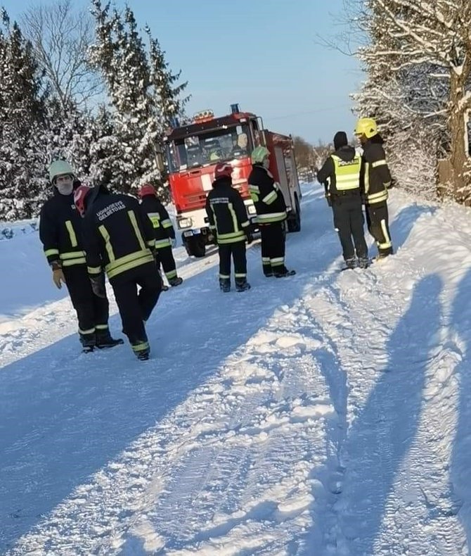 Skaitytojos nuotr./Kretingos rajone ant žmonių nugriuvo namas – vienas vyras žuvo