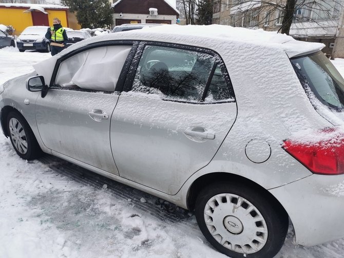 Kauno apskrities policijos nuotr./Kaišiadoryse jaunuolių apgadinti automobiliai