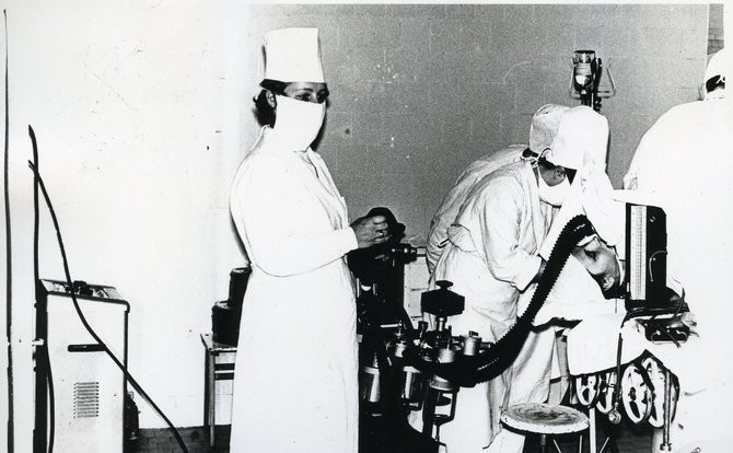 Kauno klinikų nuotr./Docentė Irena Marchertienė atlieka dirbtinę plaučių ventiliaciją (1963 m.)