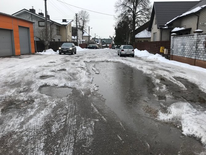 Vėjo gatvės gyventojo nuotr./Žvyruota Vėjo gatvė Kaune