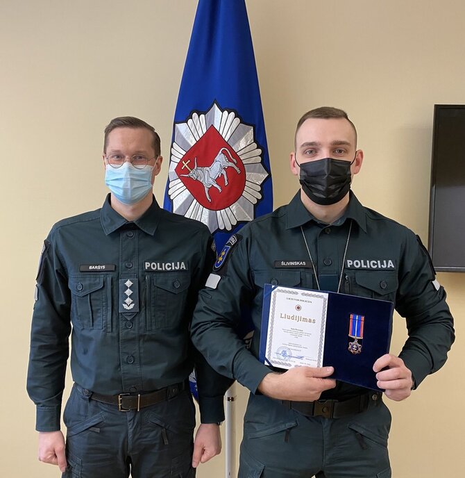 Kauno apskrities policijos nuotr./Policijos pareigūnas Rytis Šlivinskas su Kauno apskrities policijos vadovu Mindaugu Baršiu