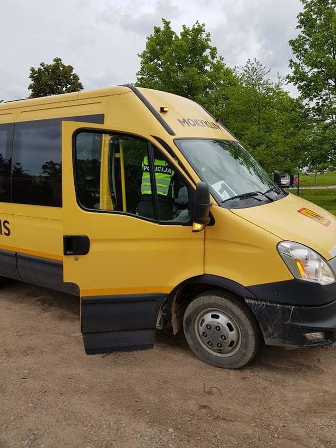 Kauno apskrities policijos nuotr./Policija tikrino mokyklinių autobusų vairuotojus