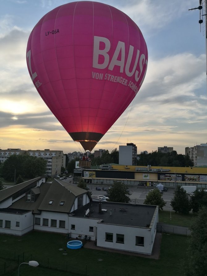 Skaitytojo nuotr./Kaune oro balionas nusileido prekybos centro aikštelėje