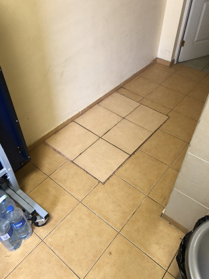 UAB „Esem“ nuotr./Liukas virtuvėlės grindyse, po kuriuo – kanalizacijos šulinys