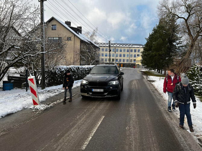 Skaitytojo nuotr./Kauno Sodininkų gatve moksleiviai į mokyklą keliauja nesaugiai