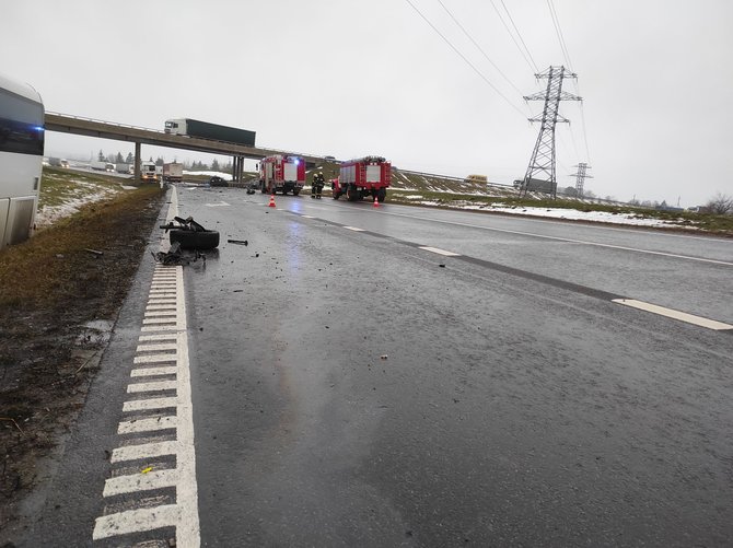 Kėdainių priešgaisrinės gelbėjimo tarnybos nuotr./Kėdaini rajone į avariją pakliuvo keleivinis autobusas, žuvo žmogus