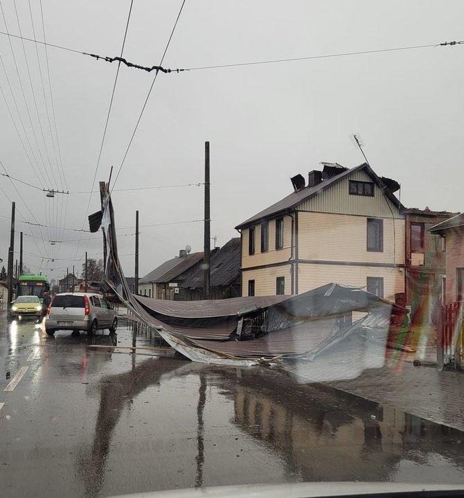 Skaitytojo nuotr./Kauno Vaidoto gatvėje vėtra nuplėšė namo stogą