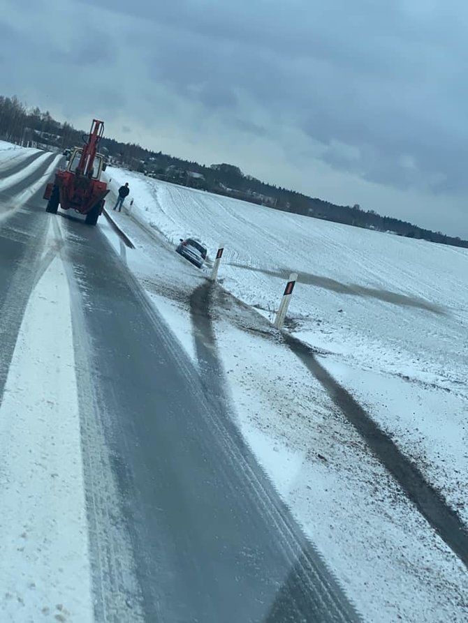 Skaitytojo Deivido nuotr./Dėl slidžios dangos nuo kelio nulėkė ne vienas automobilis