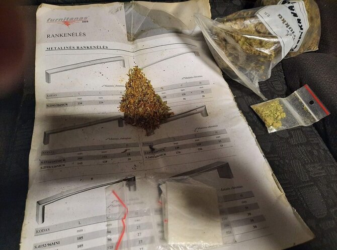 Kauno apskrities policijos nuotr./Kauno garaže nesėkmingai bandyta slėpti narkotines medžiagas