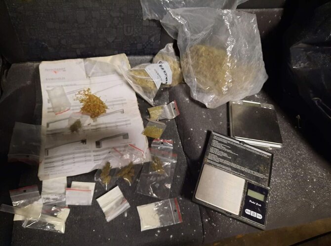 Kauno apskrities policijos nuotr./Kauno garaže nesėkmingai bandyta slėpti narkotines medžiagas