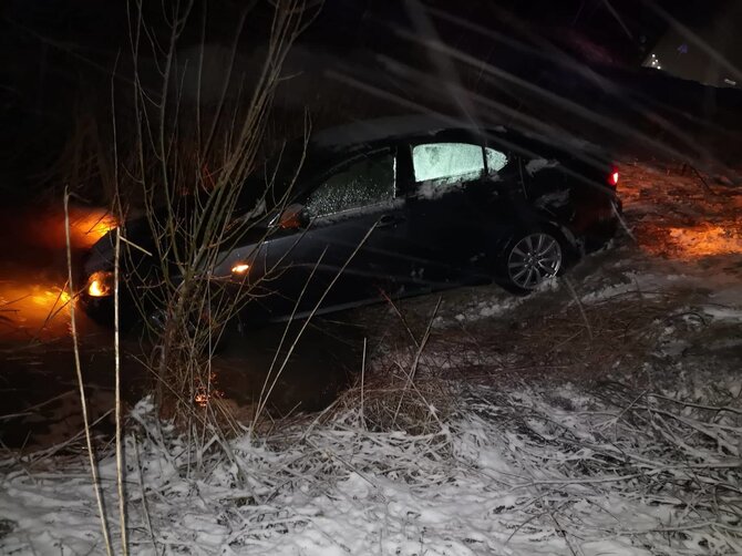 Kauno PGV Jonavos PGT nuotr./Jonavos rajone į upelį nulėkė „Lexus“