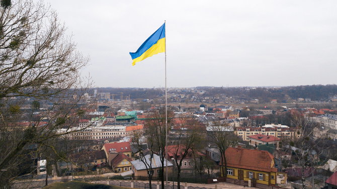 Manto Zinkevičiaus nuotr./Ant Pelėdų kalno iškelta Ukrainos vėliava