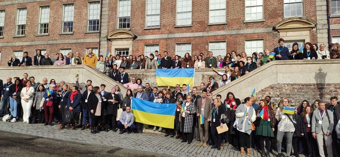 Karolinos Stažytės nuotr./Konferencijos dėl Europos ateities dalyviai palaiko Ukrainą