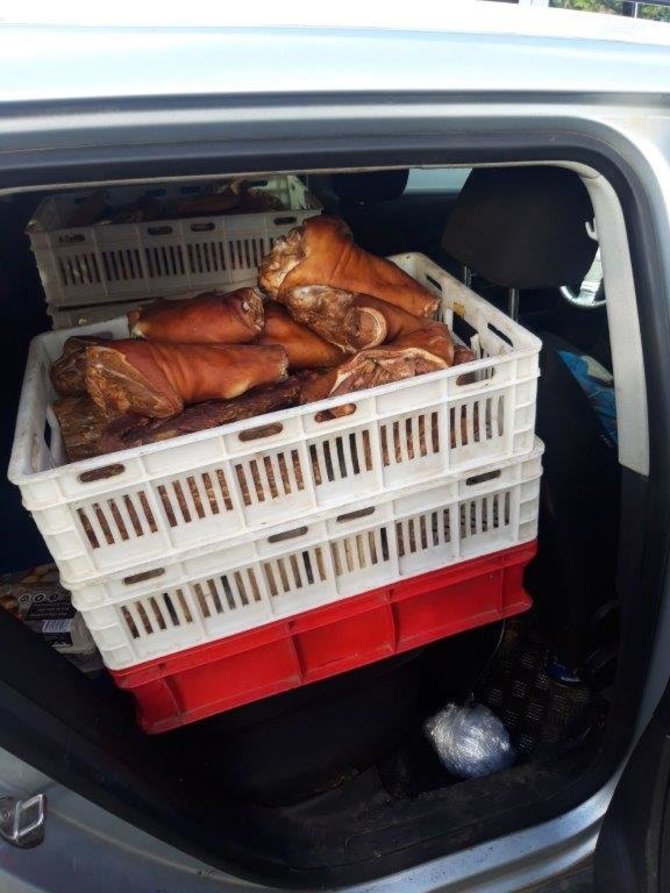 Valstybinės maisto ir veterinarijos tarnybos nuotr./Pardavinėjama mėsa Aleksoto turguje