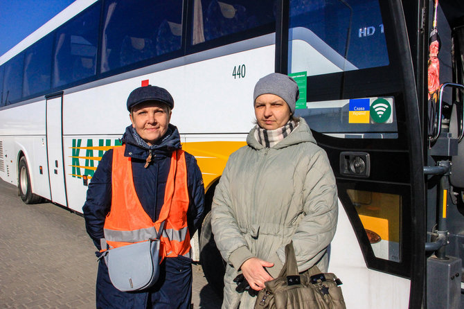 Karolinos Stažytės nuotr./Lvivo geležinkelio stoties savanorės: Nataša su kolege