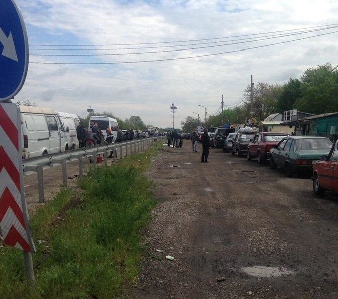 Petro Andriuščenkos „Telegram“ kanalo nuotr./Automobilių kolona iš Mariupolio leidimo išvykti į Zaporižę laukė 3 dienas