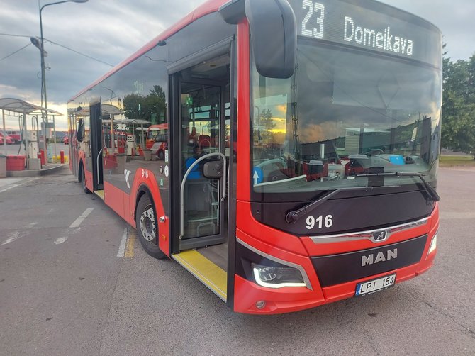 „Kauno autobusų“ nuotr./Agresyvus keleivis išspyrė „Kauno autobusų“ transporto priemonės langą
