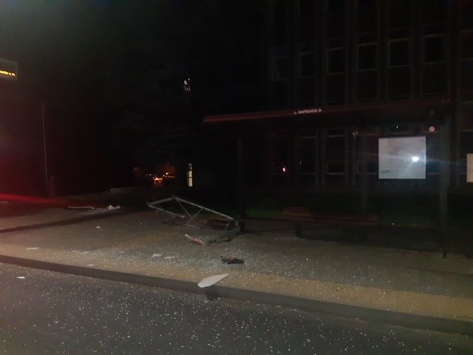Kauno apskrities policijos nuotr./Kaune 18-mečio vairuojama BMW įlėkė į autobusų stotelę