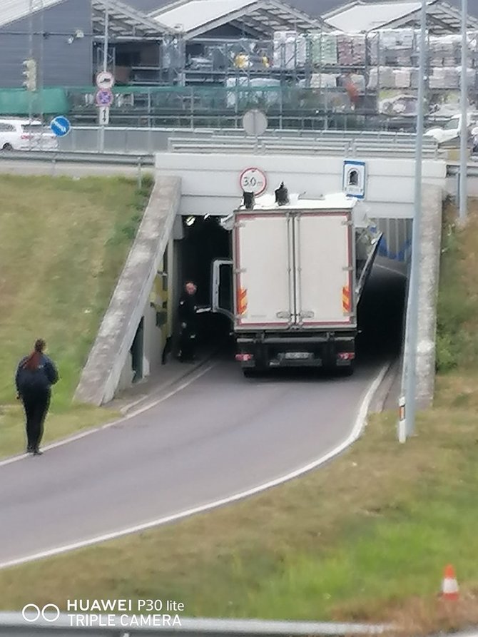 Skaitytojos Gretos nuotr./Tunelyje ties „Mega“ užstrigo sunkvežimis