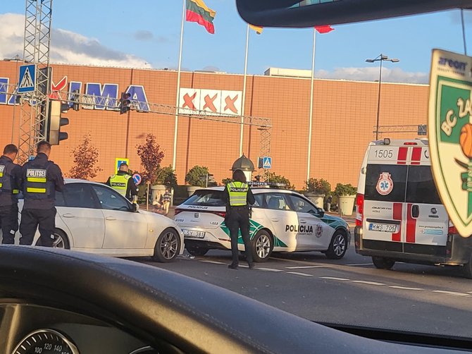 Skaitytojo Mindaugo nuotr./Kaune BMW įvažiavo į stovintį policijos automobilį