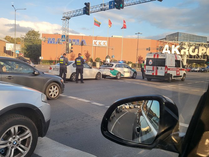 Skaitytojo Mindaugo nuotr./Kaune BMW įvažiavo į stovintį policijos automobilį