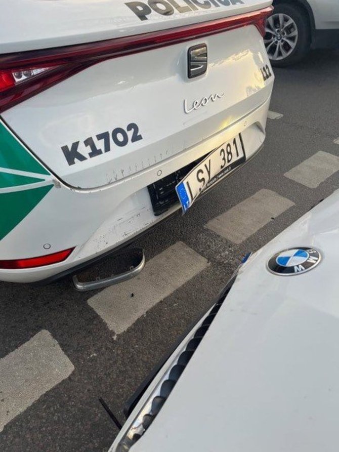 Kauno apskrities policijos nuotr./Kaune BMW įvažiavo į stovintį policijos automobilį