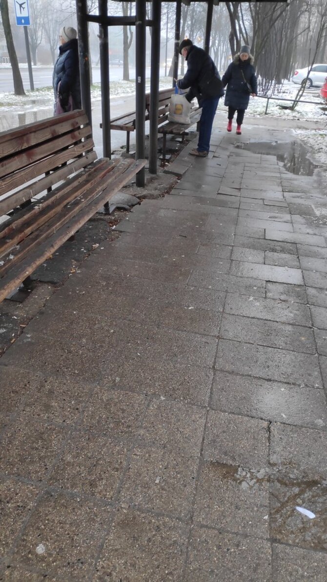 15min skaitytojos nuotr./Nerenovuota Kalniečių poliklinikos stotelė Kaune