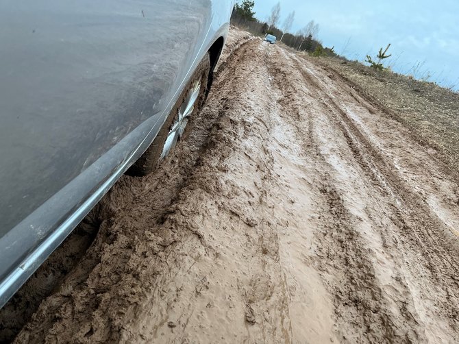 Skaitytojos nuotr./Nepravažiuojamas kelias Vilniaus rajone Tintiniškių kaime