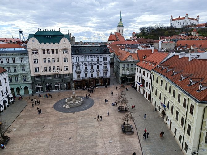 Karolinos Stažytės nuotr./Vaizdas į pagrindinę Bratislavos aikštę ir tris žymius objektus – UFO tiltą, katedrą ir pilį