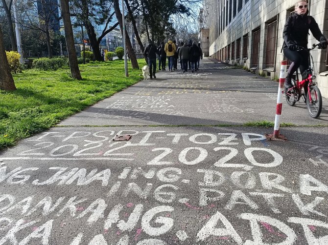 Karolinos Stažytės nuotr./Studentų užrašai ant šaligatvių