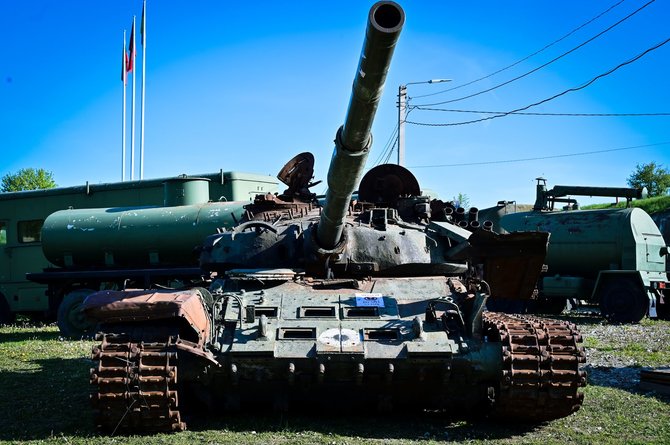 Vytauto Didžiojo karo muziejaus nuotr./ Kaune eksponuojamas Ukrainoje sunaikintas rusų tankas T-72B
