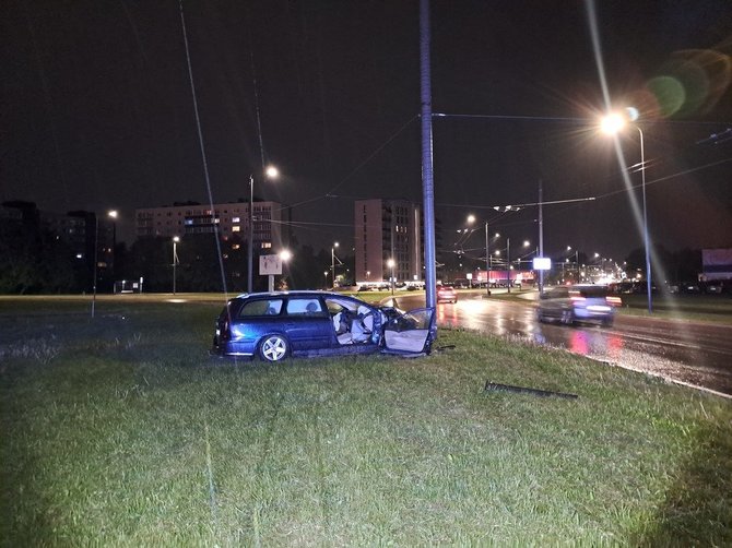 Kauno apskrities policijos nuotr./Avarija Taikos ir Pramonės prospektų žiedinėje sankryžoje 