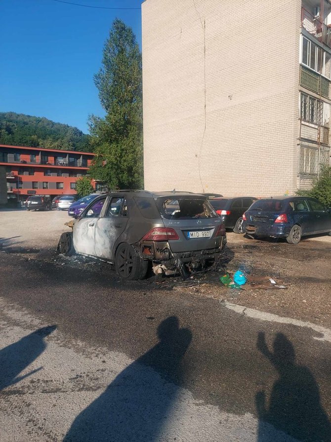 Skaitytojo Gedimino Štuikio nuotr./Kaune užsiliepsnojęs automobilis apgadino dar kelias mašinas