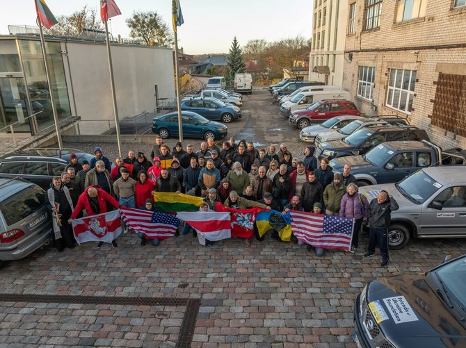 Tarptautinio Ukrainos Draugų Fondo nuotr./Vėlinių konvojaus išvykimas į Ukrainą