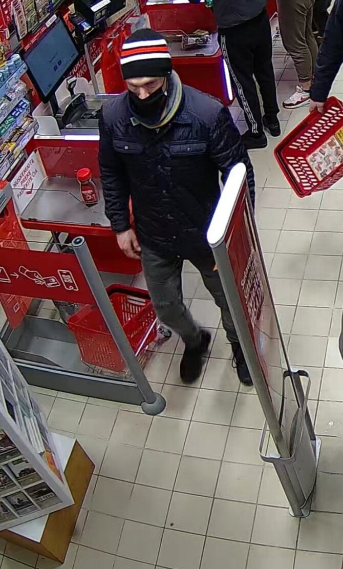 Kauno apskrities policijos nuotr./Kauno policija aiškinasi, kas norėjo pasinaudoti svetima banko kortele