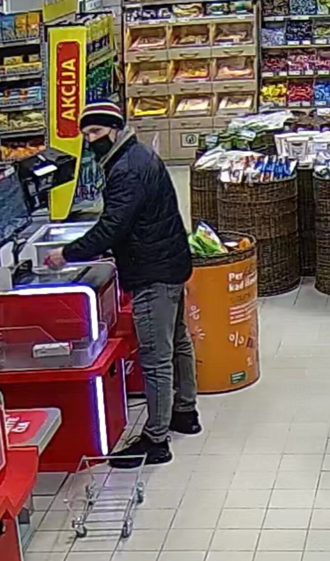 Kauno apskrities policijos nuotr./Kauno policija aiškinasi, kas norėjo pasinaudoti svetima banko kortele