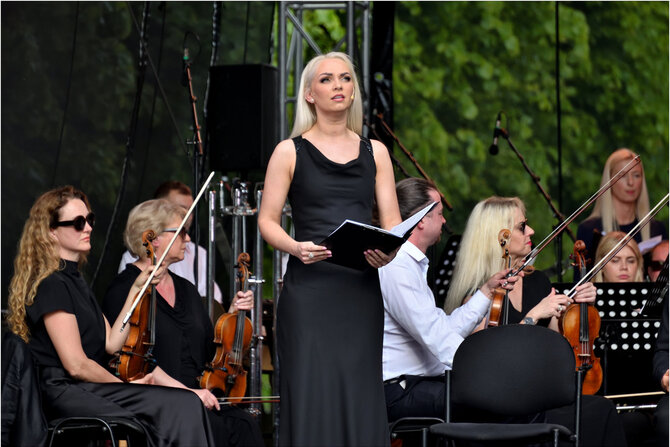 Lino Butkevičiaus nuotr./Romo Kalantos aukai atminti skirtas koncertas Kauno muzikinio teatro sodelyje