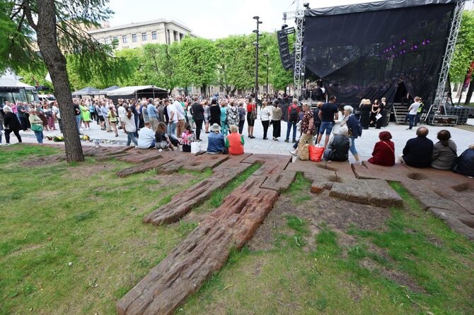 Lino Butkevičiaus nuotr./Romo Kalantos aukai atminti skirtas koncertas Kauno muzikinio teatro sodelyje