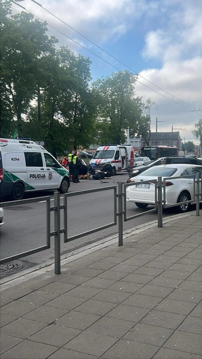Skaitytojo Deimanto nuotr./Kauno A.Juozapavičiaus prospekte partrenktas motociklininkas