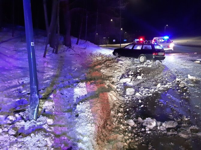 Kauno apskrities policijos nuotr./Kauno Šiaurės prospekte „VW Passat“ rėžėsi į stulpą