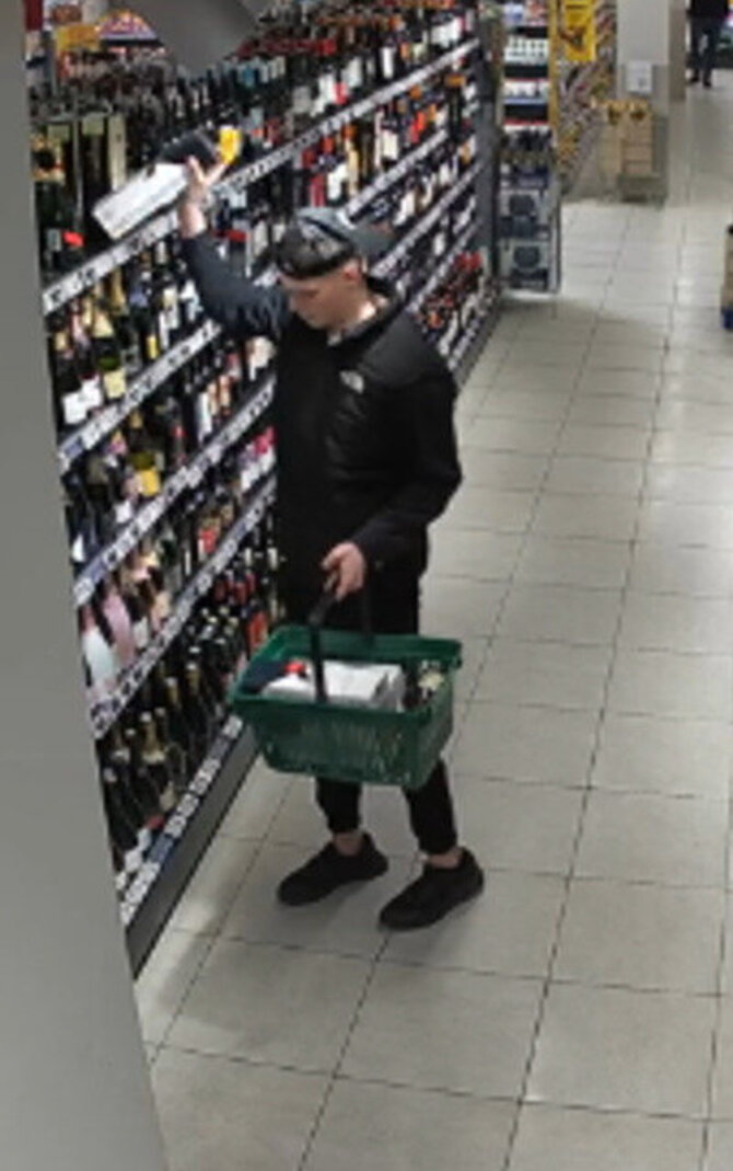 Kauno apskrities policijos nuotr./Alkoholinių gėrimų vagystės tyrime Kauno policija ieško šio vyro