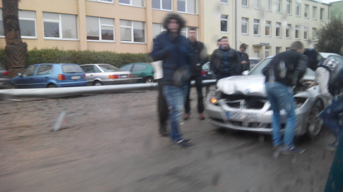 Skaitytojo nuotr./BMW avarija prie Garliavos Juozo Lukšos gimnazijos