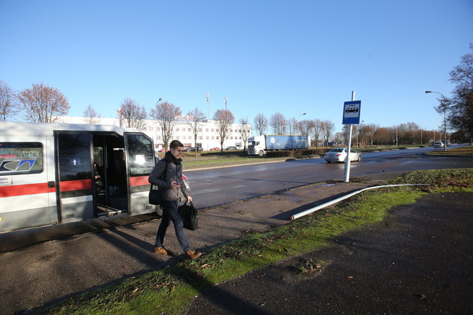 Eriko Ovčarenko/15min.lt nuotr./Kaune BMW išvertė viešojo transporto sustojimą žymintį stulpą