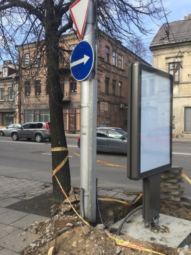 Kauno miesto savivaldybės nuotr./Ne vietoje Kaune pastatytas „JCDecaux“ reklamos stendas